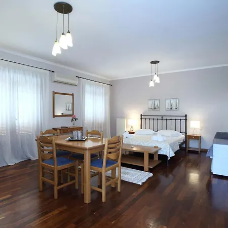 Апартаменты Corina Apolpaina